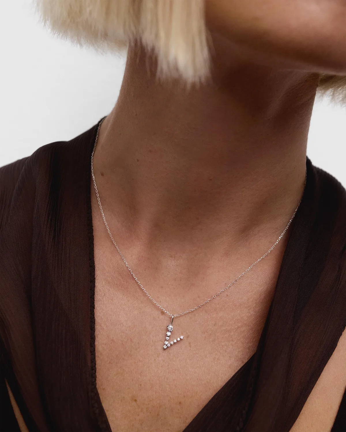 PDPAOLA Initials pendentif V or blanc 18 carats diamants