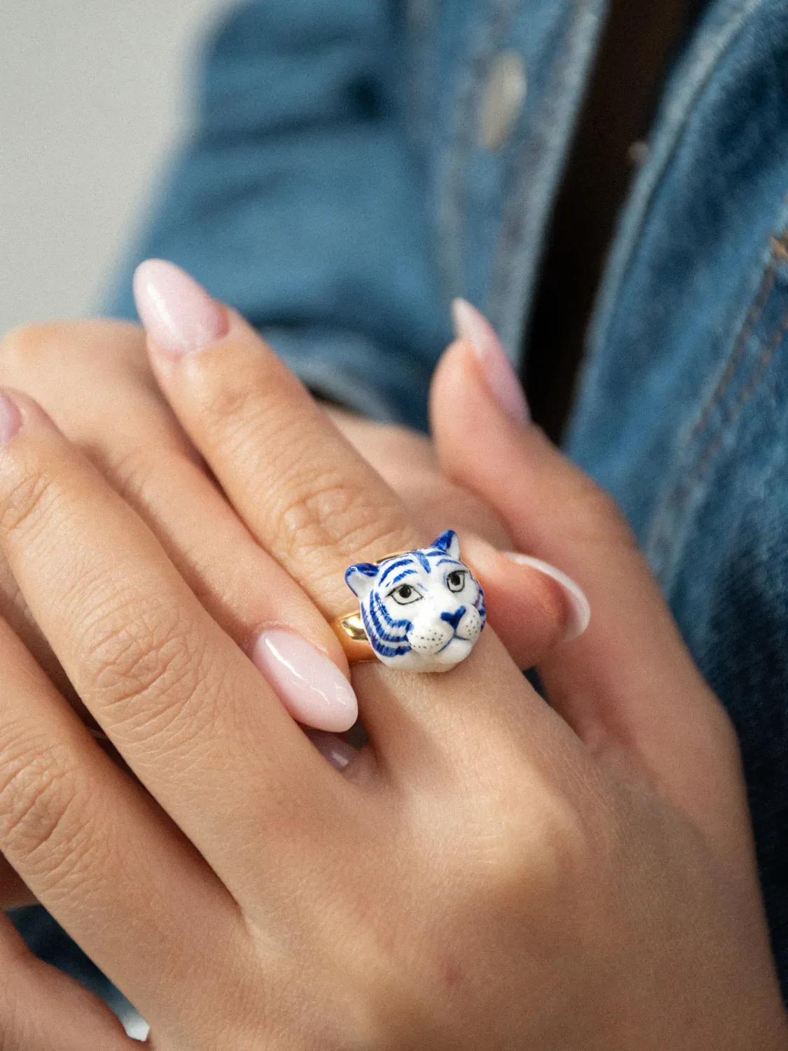 Nach Bijoux tigre bleu bague ajustable porcelaine feuille dor