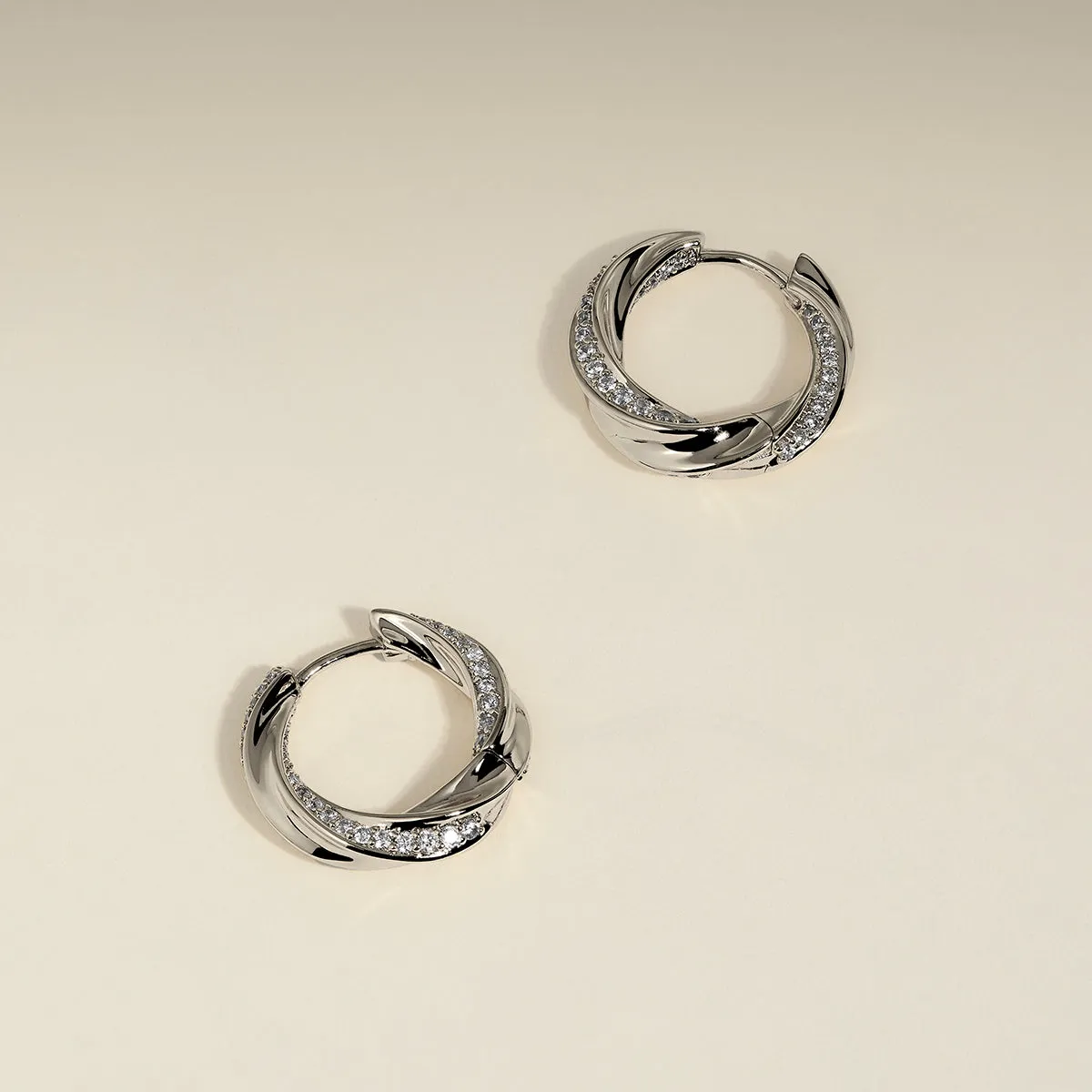 Astrid & Miyu Cosmic Twist créoles médium argent cristal