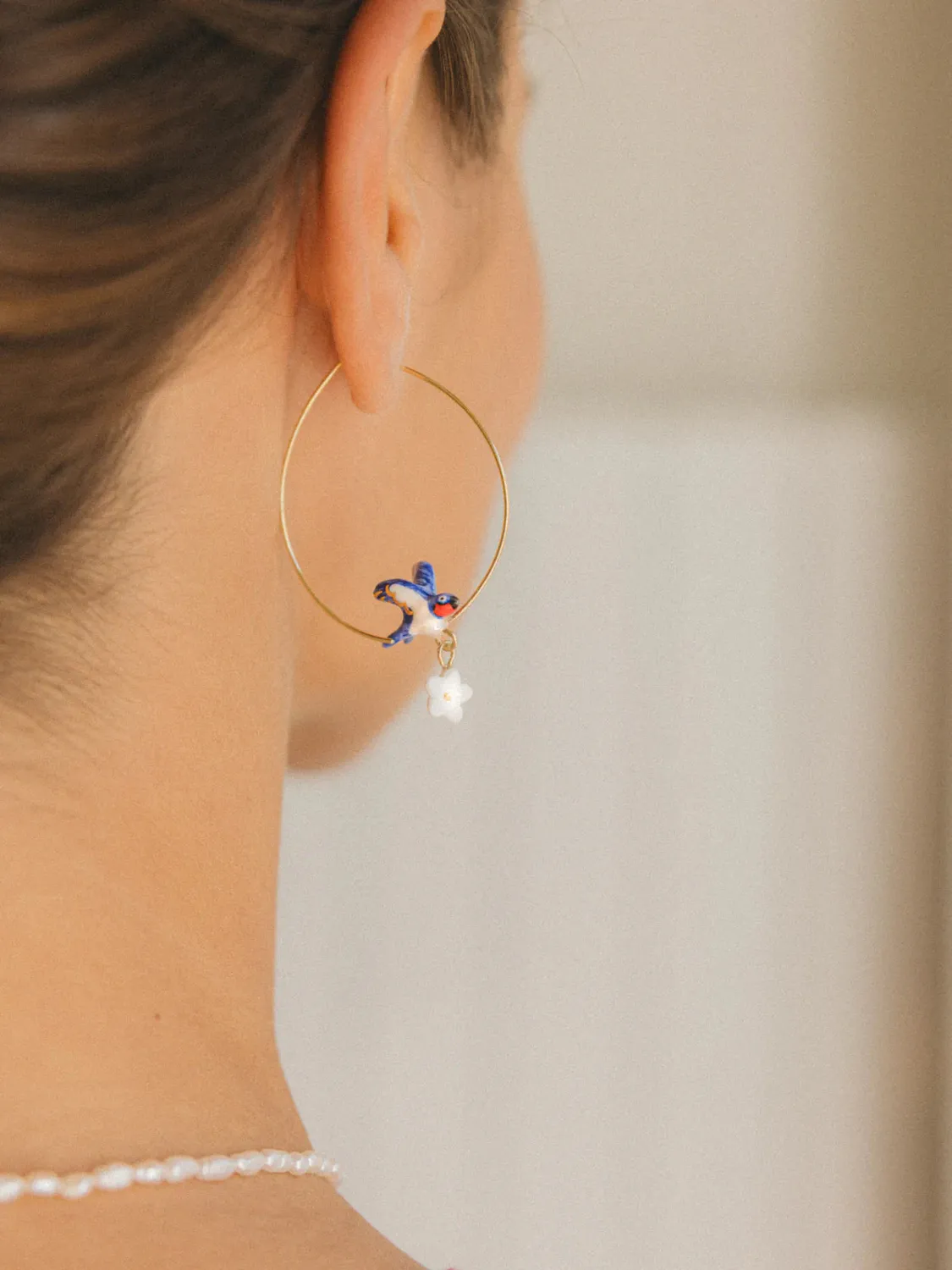 Nach Bijoux hirondelle et fleur boucles créoles bleues