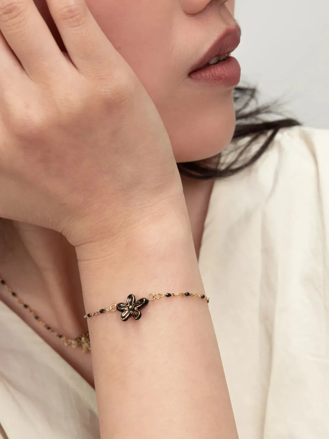 Nach Bijoux bracelet perles fleur Erine noire émail