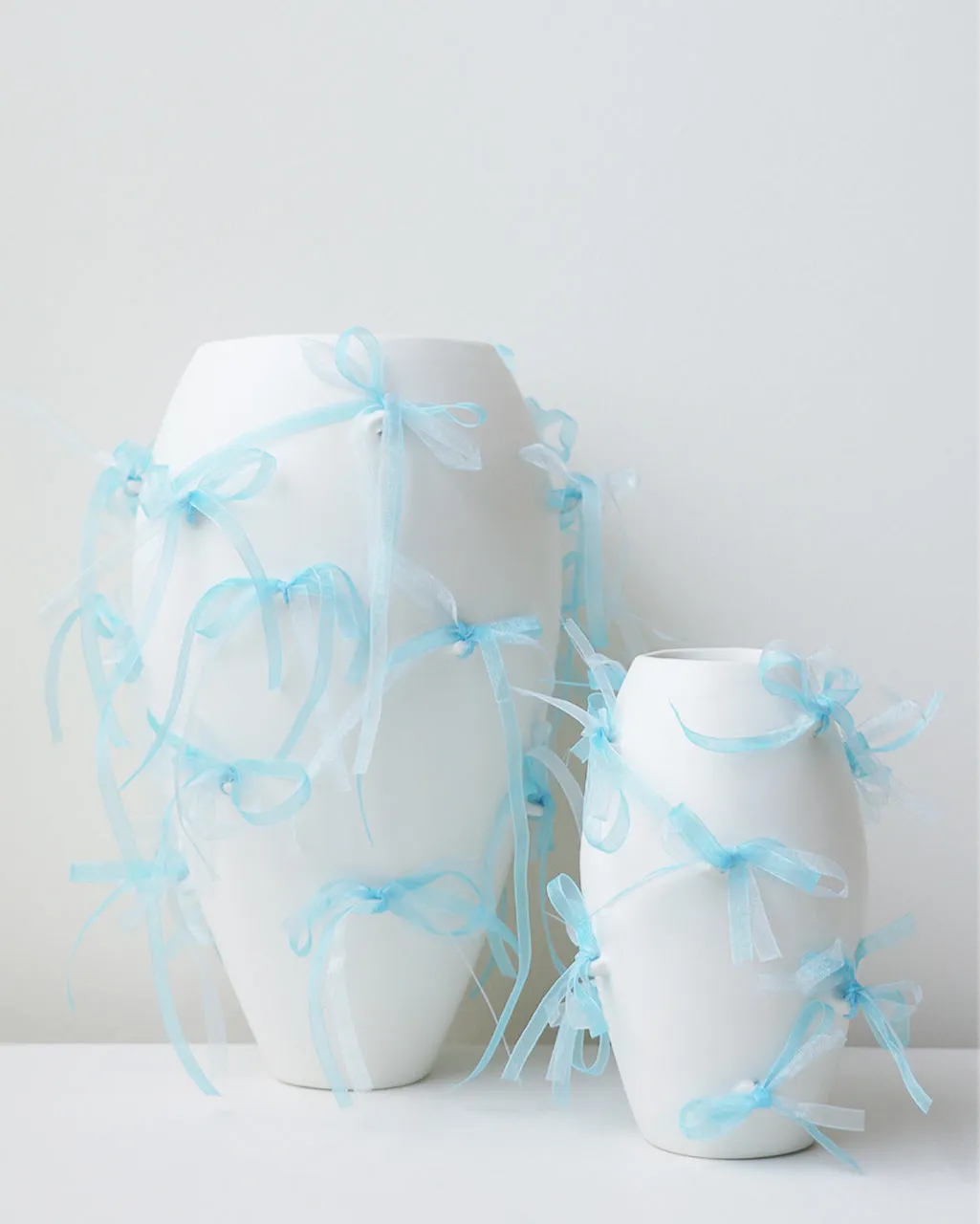 Completedworks Pearly Pearl petit vase céramique blanc mat ruban