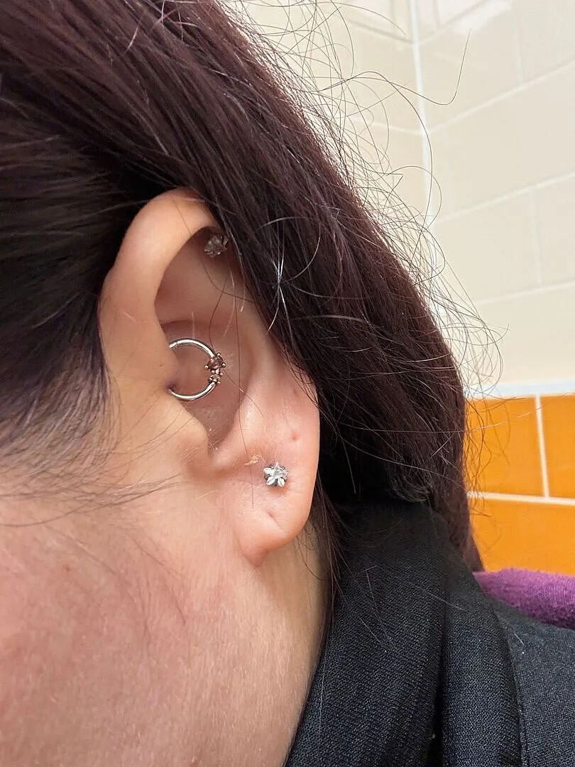 Astrid & Miyu Cluster Topaz piercing daith or blanc massif