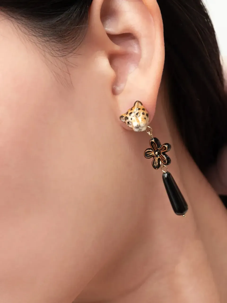 Nach Bijoux léopard fleur d'Erine boucles d'oreilles pendantes porcelaine