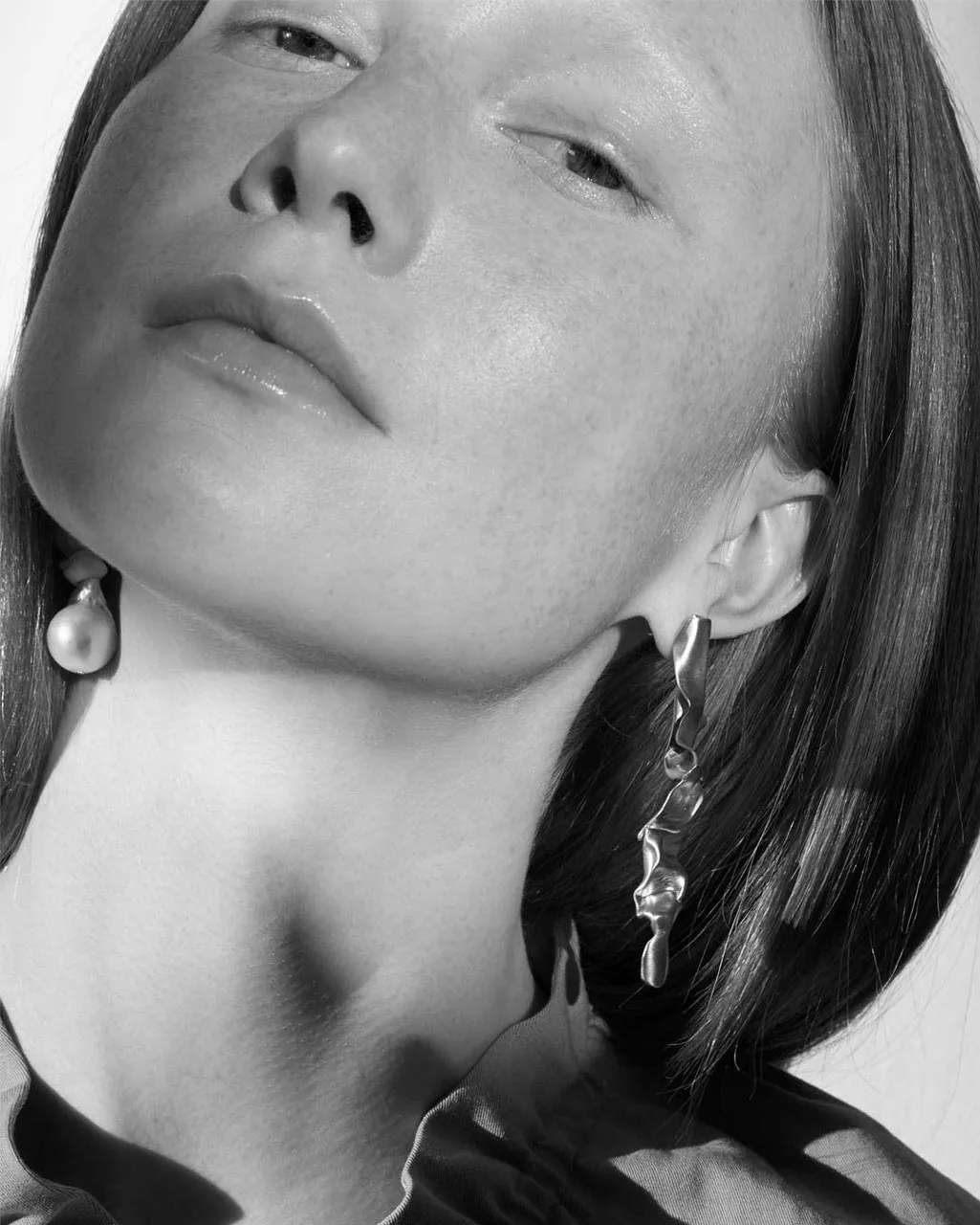 Completedworks Crumple boucles d'oreilles perle céramique argent