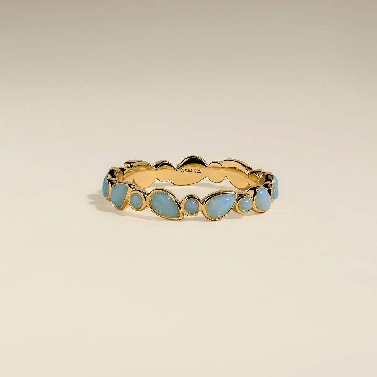 Astrid & Miyu Opal Bezel Band bague dorée opales