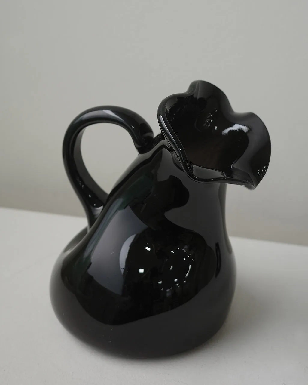 Completedworks Thaw pichet verre recyclé noir large
