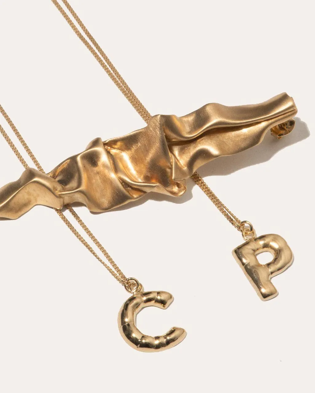 Completedworks Classicworks A collier lettre plaqué or