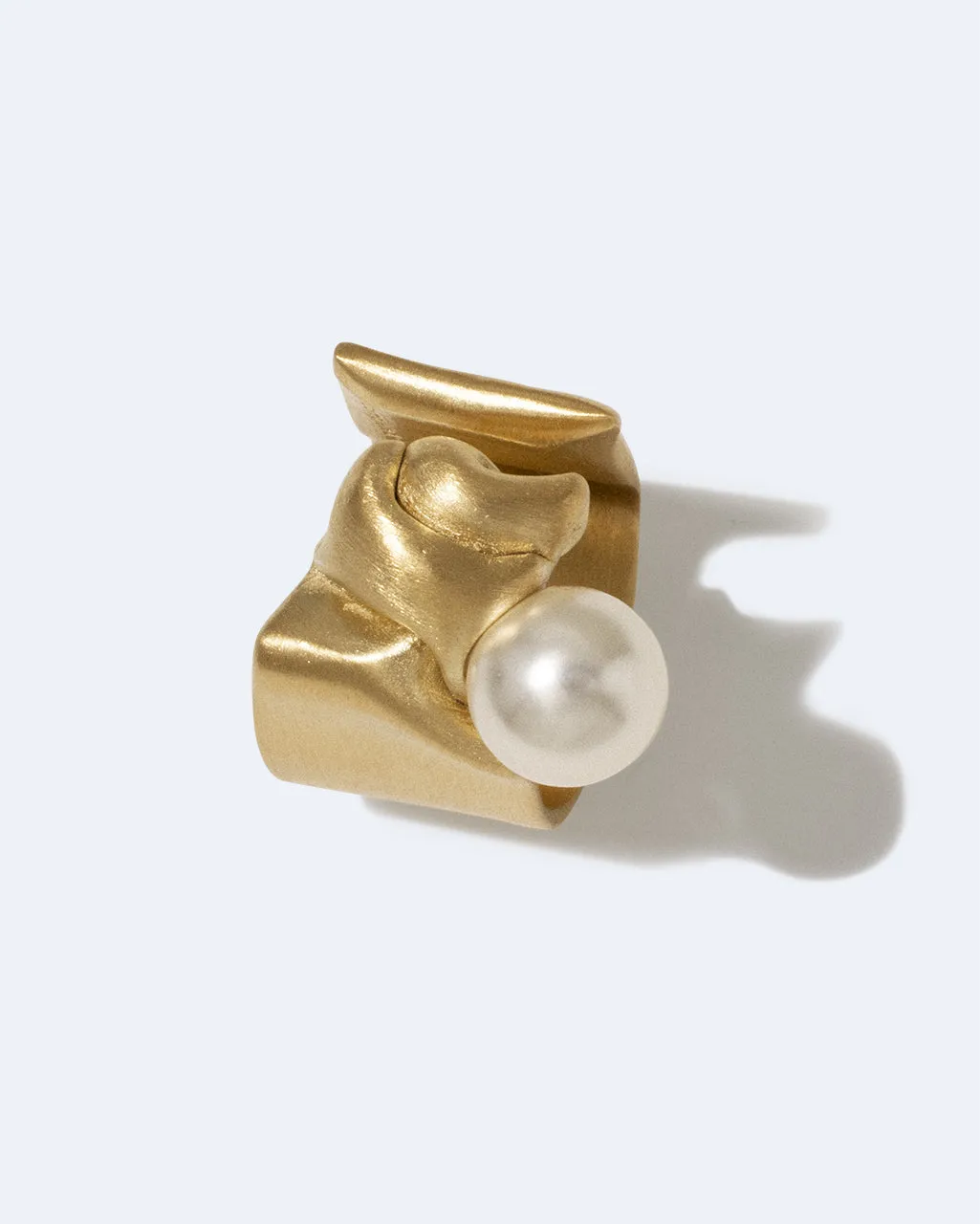 Completedworks Crumple bague perle vermeil taille L