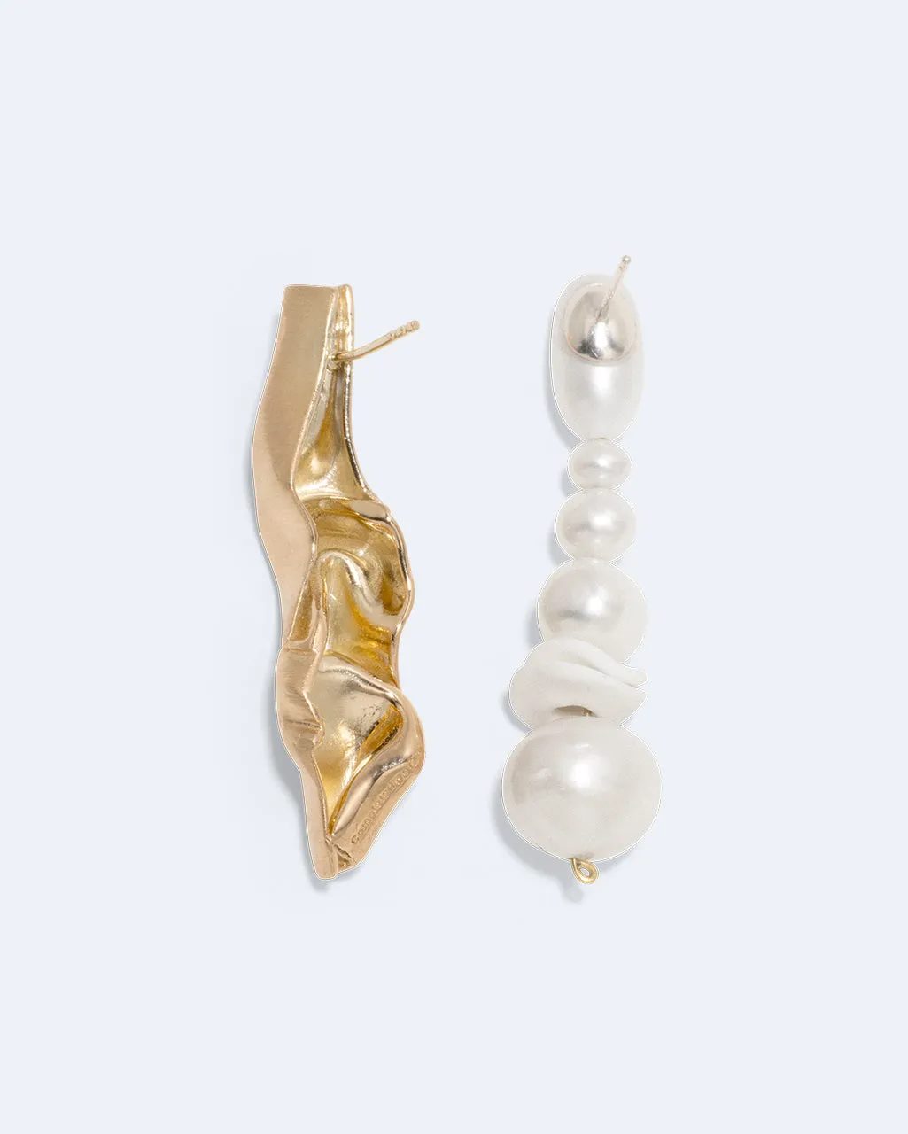 Completedworks Fold Notsobig Crumple boucles d'oreilles perle dorée