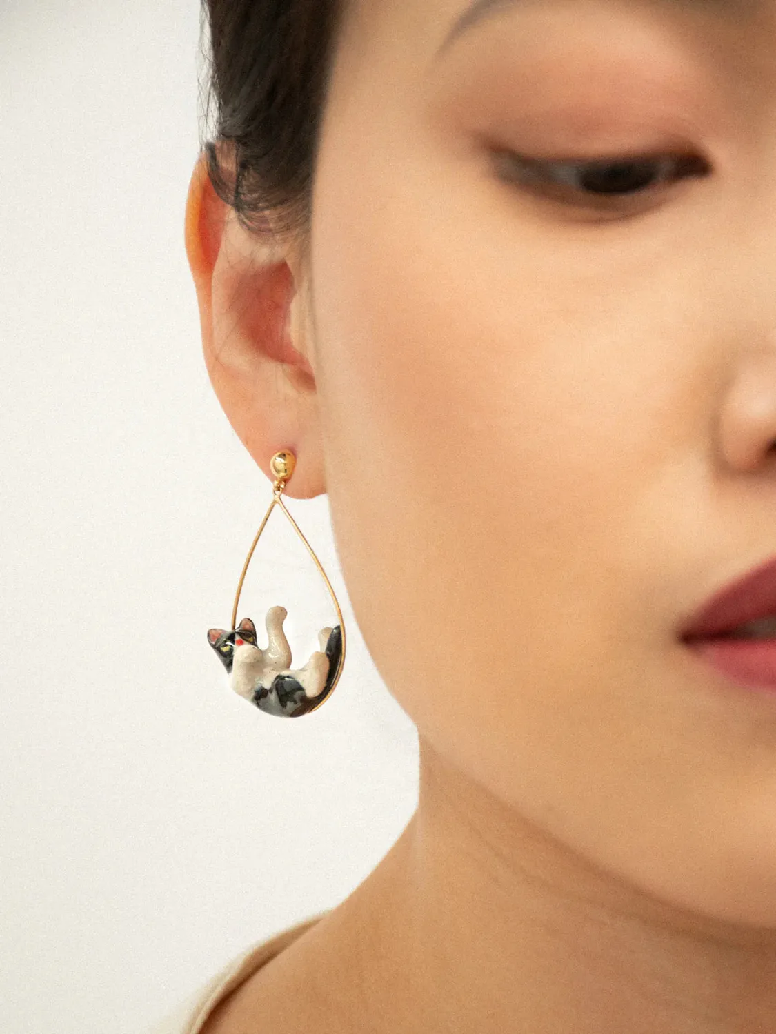 Nach Bijoux chat noir et blanc boucles d'oreilles pendantes