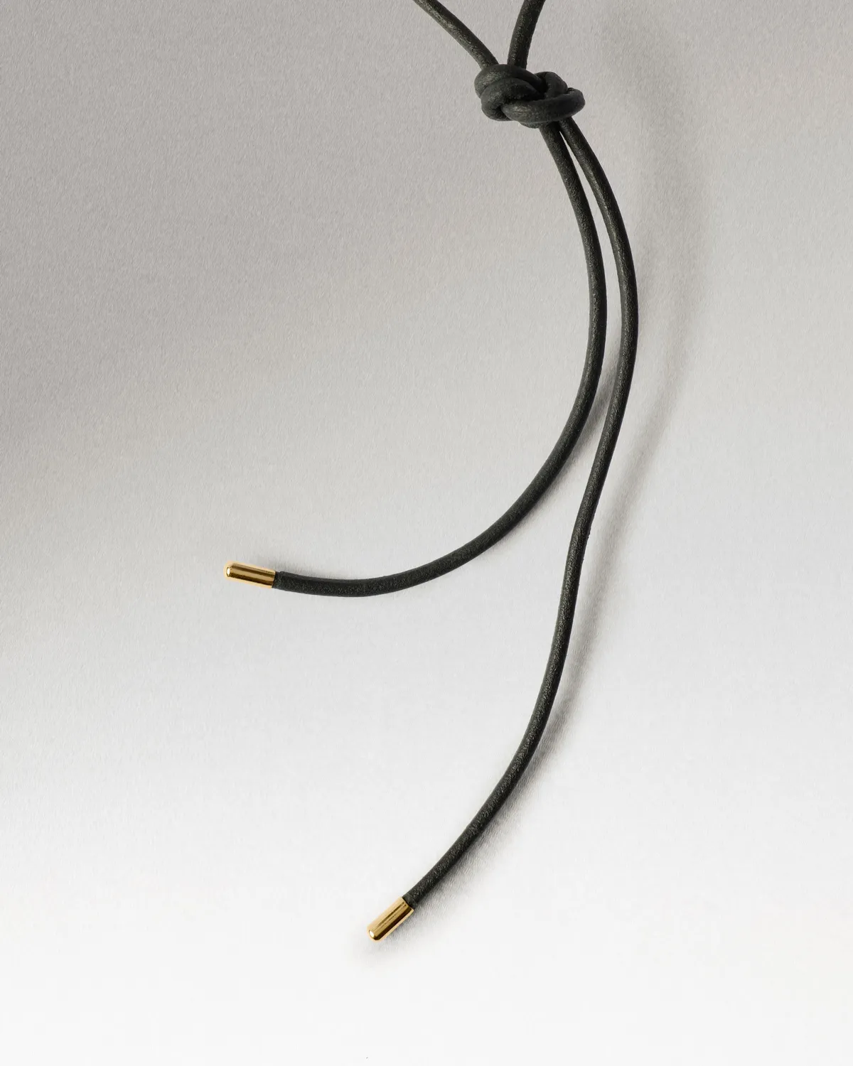 PDPAOLA Dana collier cuir 95 cm à breloques doré