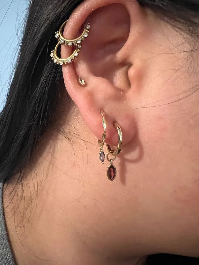 Astrid & Miyu Twist Huggies boucles or massif alexandrite