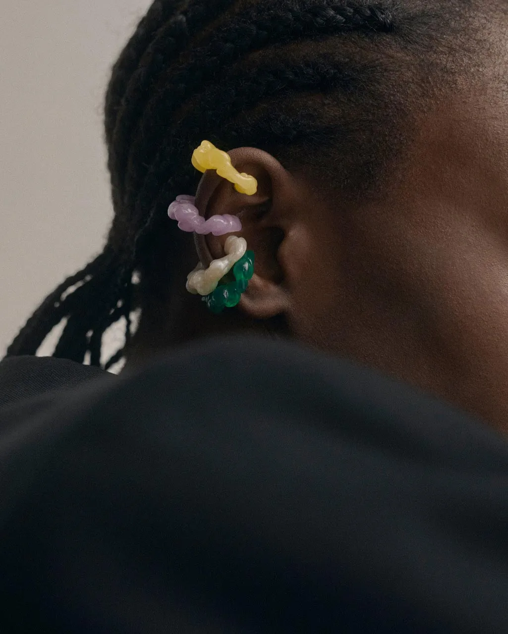 Completedworks Ruffle earcuff vermeil résine jaune