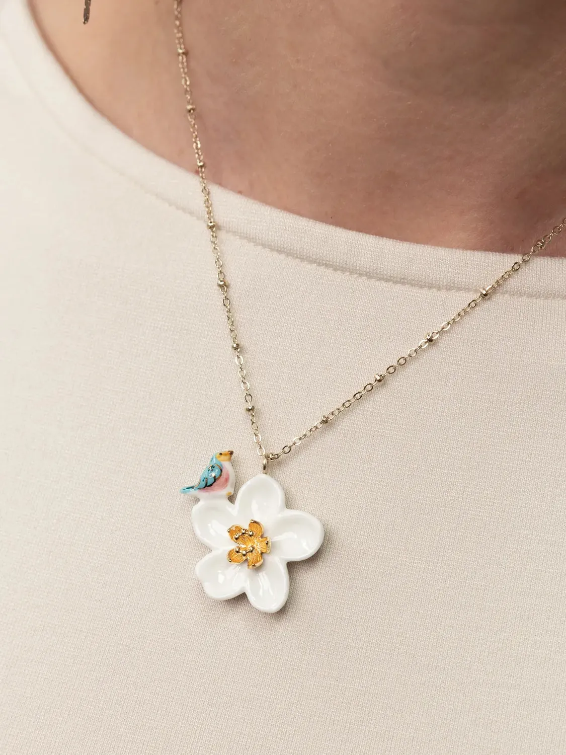 Nach Bijoux fleur de poirier et oiseau collier porcelaine