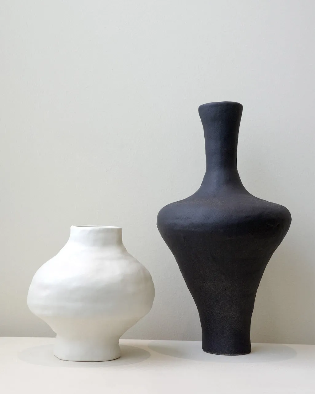 Completedworks Alphabet Forgotten Tongue vase céramique blanc