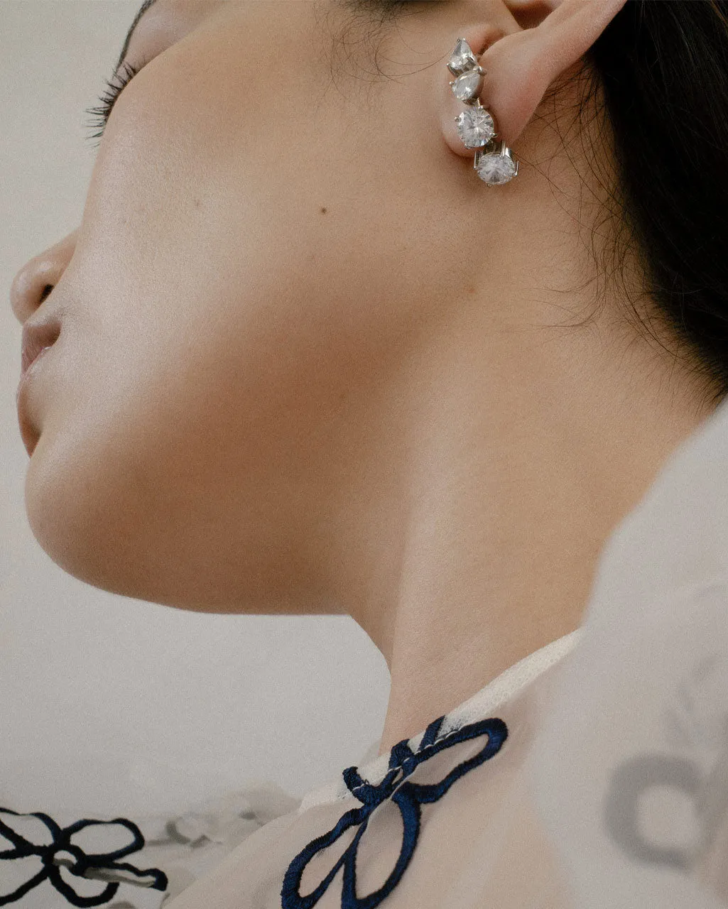 Completedworks Tranquility I boucles zircon platine