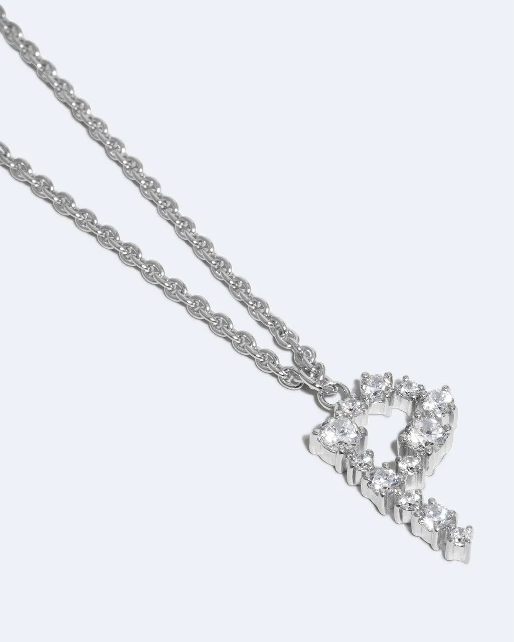 Completedworks Glitchy P pendentif lettre P rhodié zircon