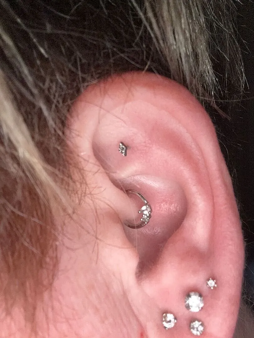 Astrid & Miyu Cluster Topaz piercing daith or blanc massif