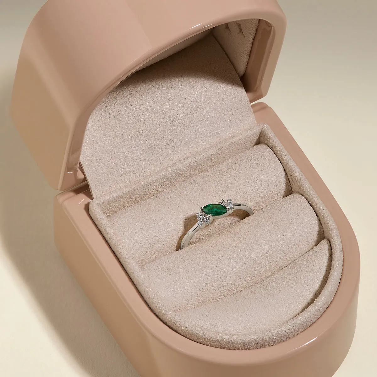 Astrid & Miyu Milestone bague émeraude mai or blanc