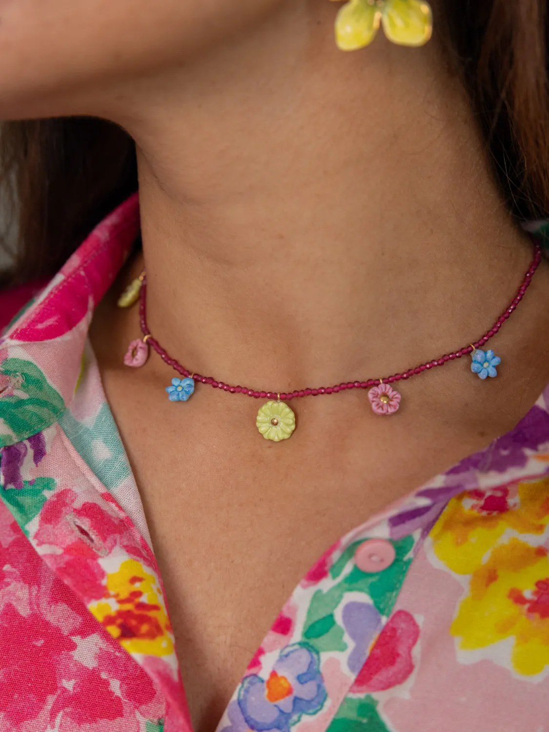 Nach Bijoux perles et fleurs collier porcelaine 141 cm