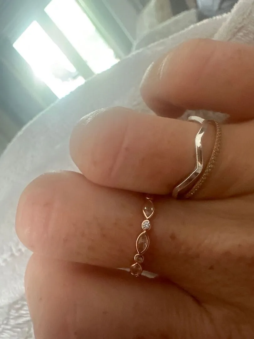 Astrid & Miyu Navette Crystal Band bague or rose cristal