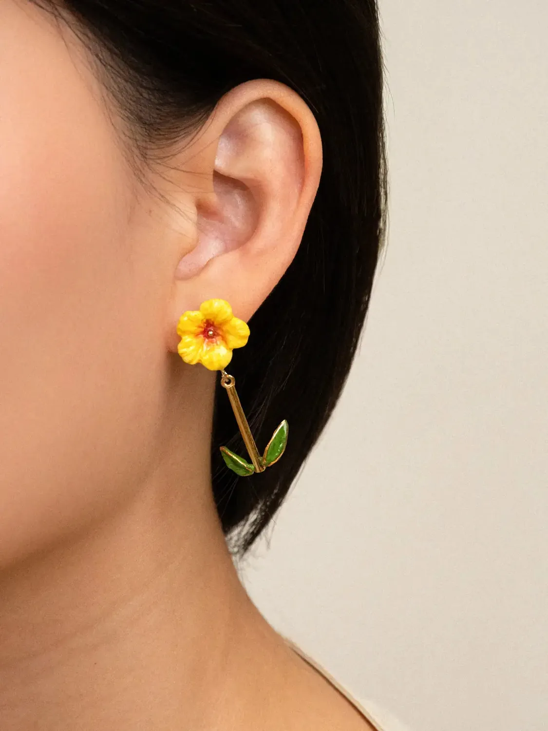 Nach Bijoux Hibiscus et feuilles boucles doreilles pendantes jaune