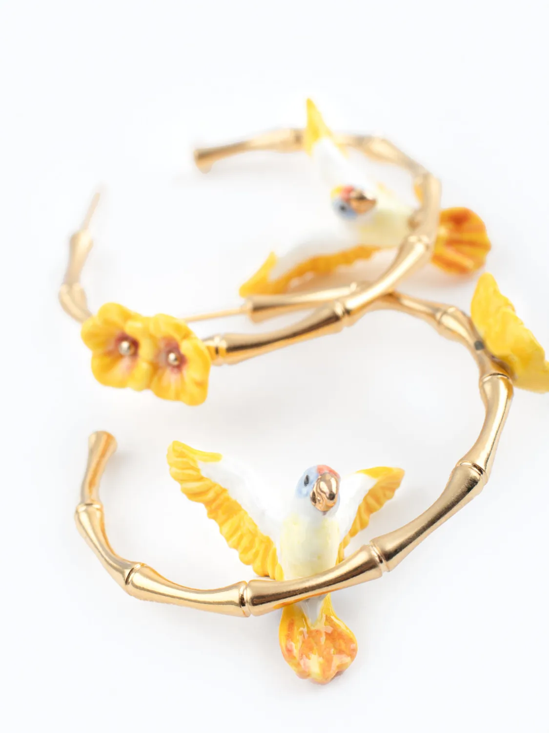 Nach Bijoux perroquet et fleurs boucles d'oreilles créoles bambou jaune