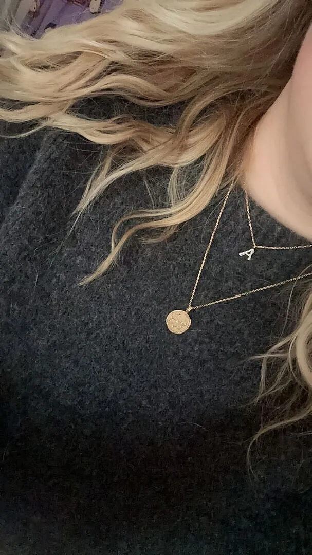 Astrid & Miyu A Initial collier pendentif pavé doré