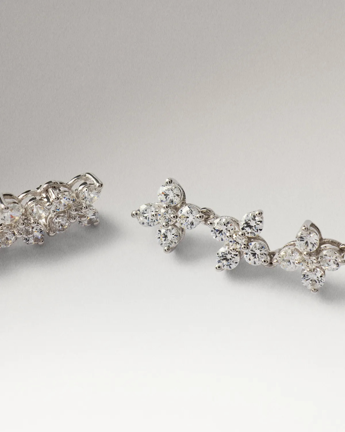 PDPAOLA Maggie Bloom boucles d’oreilles diamants or blanc floral