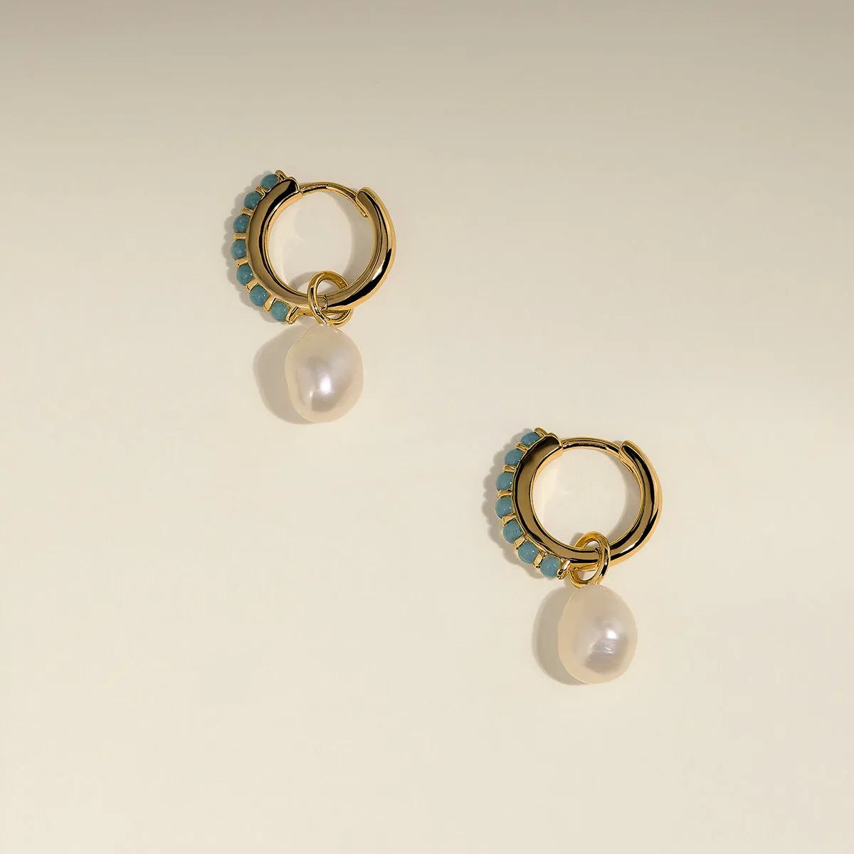 Astrid & Miyu Opal & Pearl Charm créoles plaqué or opale