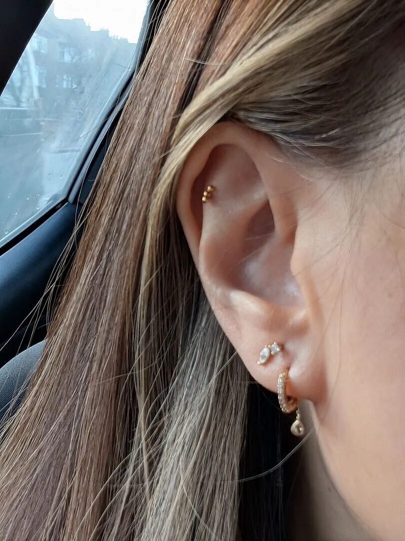 Astrid & Miyu White Topaz Ear Chain boucles or massif
