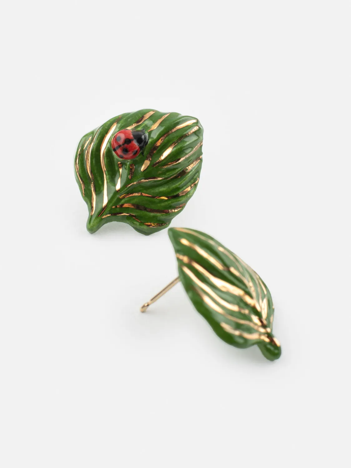 Nach Bijoux Feuille et coccinelle puces vertes 2 cm