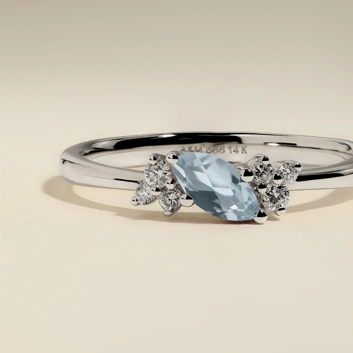 Astrid & Miyu Milestone March bague or blanc aigue-marine