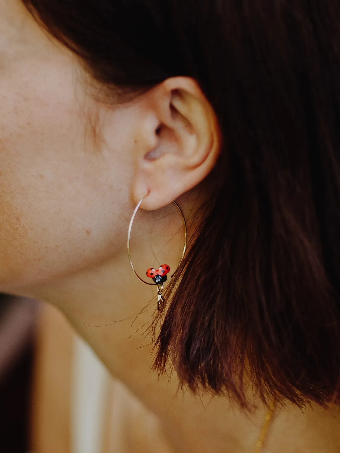 Nach Bijoux feuille coccinelle grandes créoles porcelaine rouge