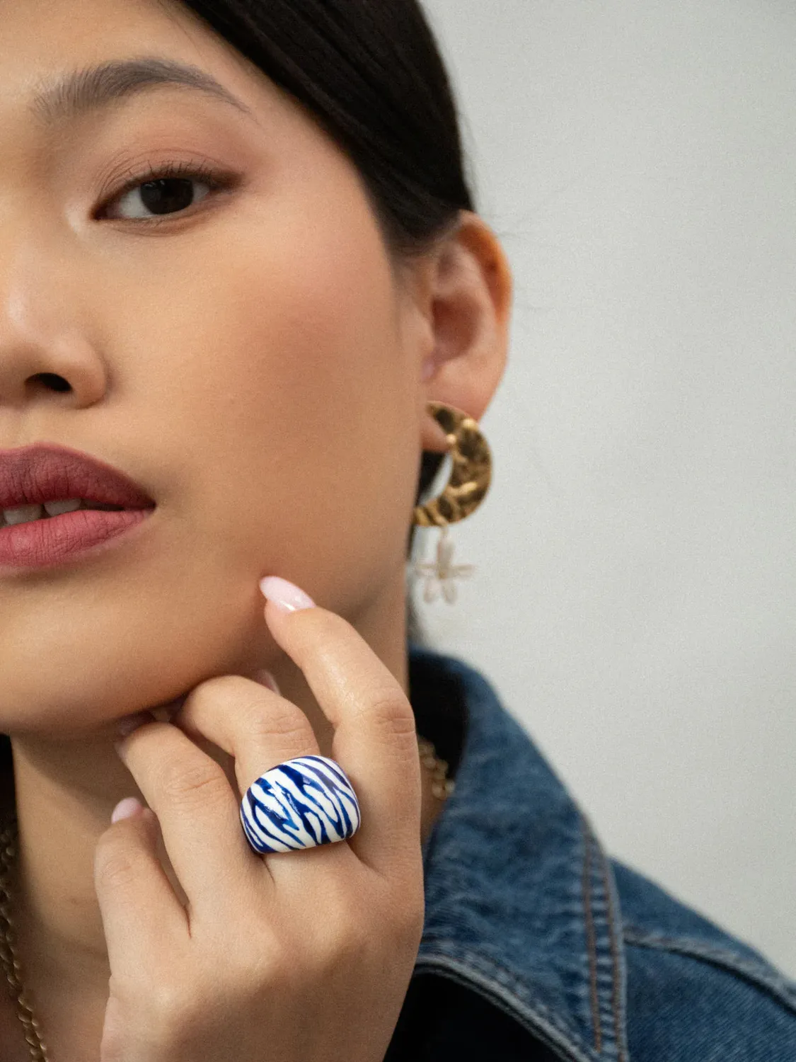Nach Bijoux Zèbre bleu et blanc bague porcelaine artisanale