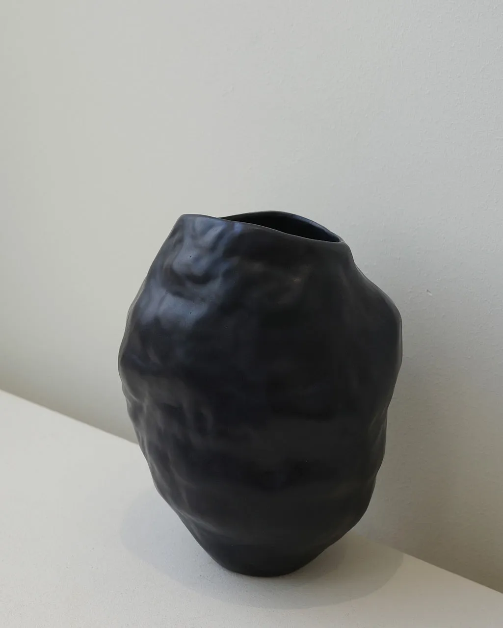 Completedworks Onyx Large vase noir céramique mate