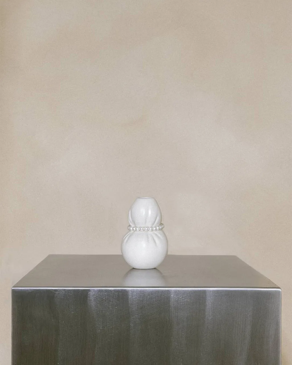 Completedworks Squeezed Small vase blanc mat perles