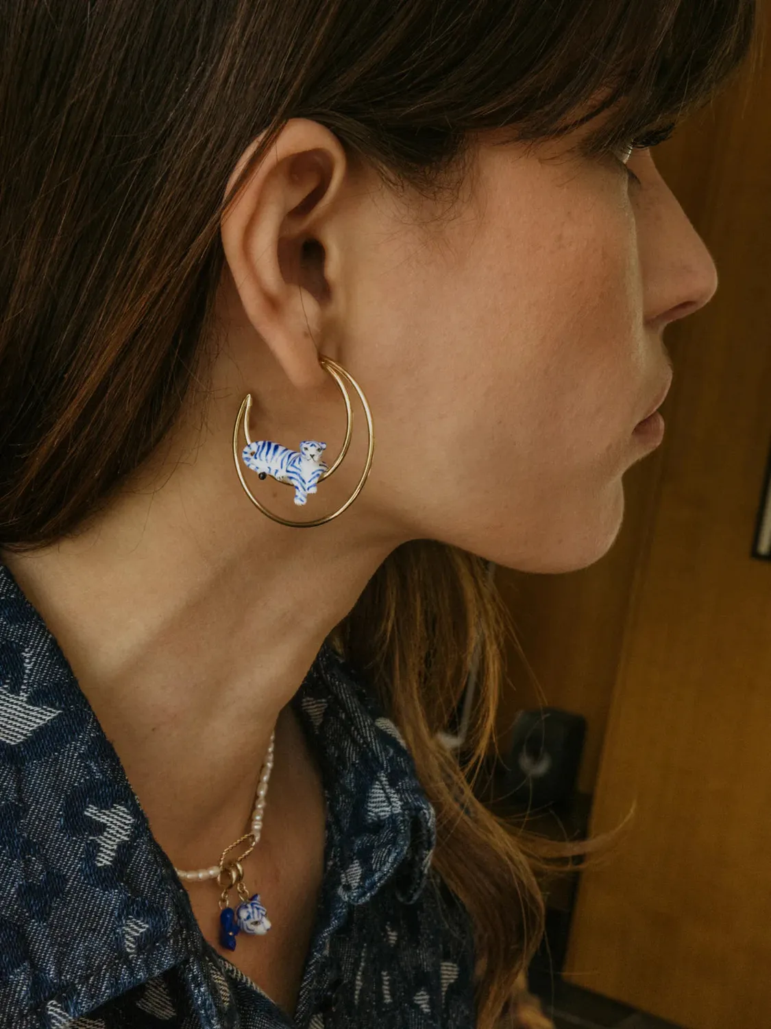 Nach Bijoux lune tigre bleu créoles porcelaine dorées