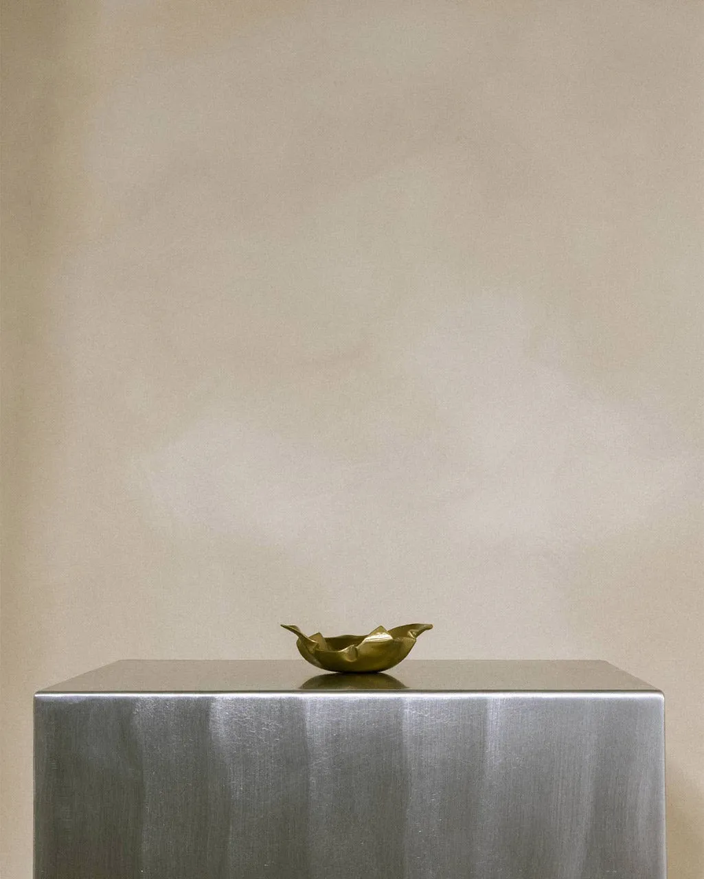 Completedworks Crumpled coupelle laiton brossé