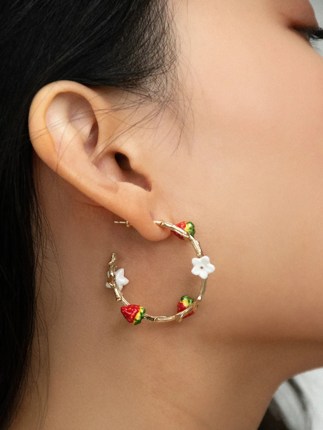 Nach Bijoux Belles du Sud créoles fraises fleur boucles porcelaine