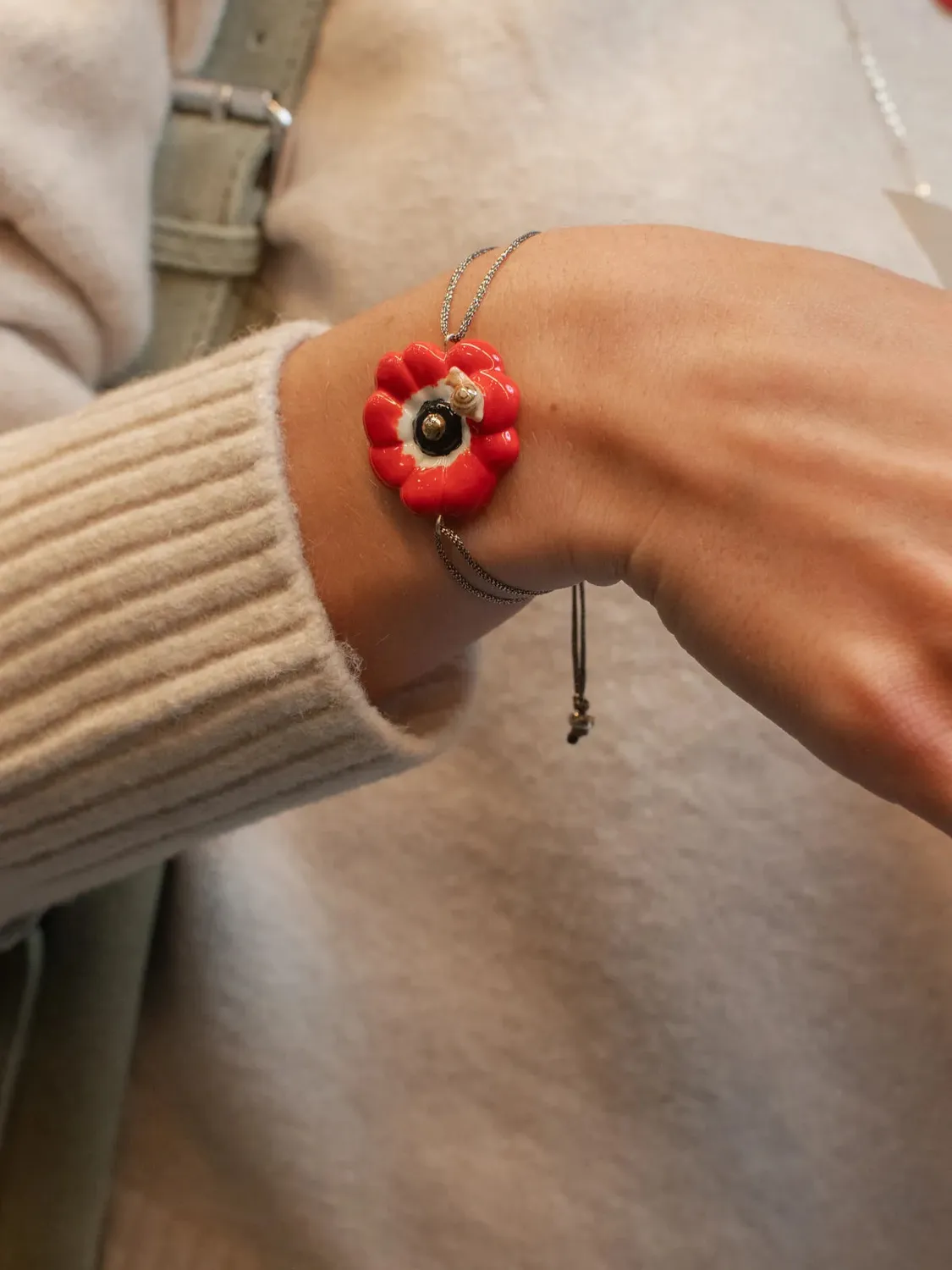 Nach Bijoux Anémone Rouge bracelet cordon irisé fleur porcelaine
