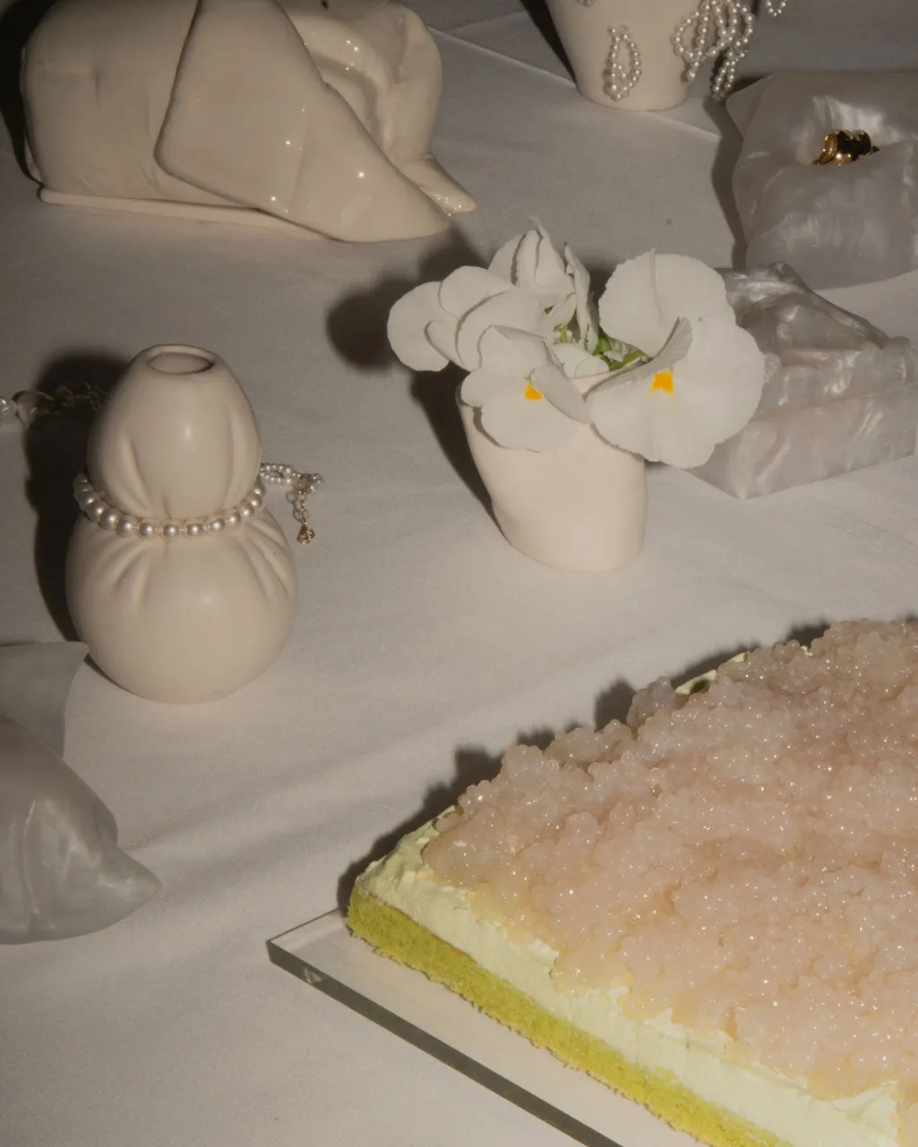 Completedworks Squeezed Small vase blanc mat perles