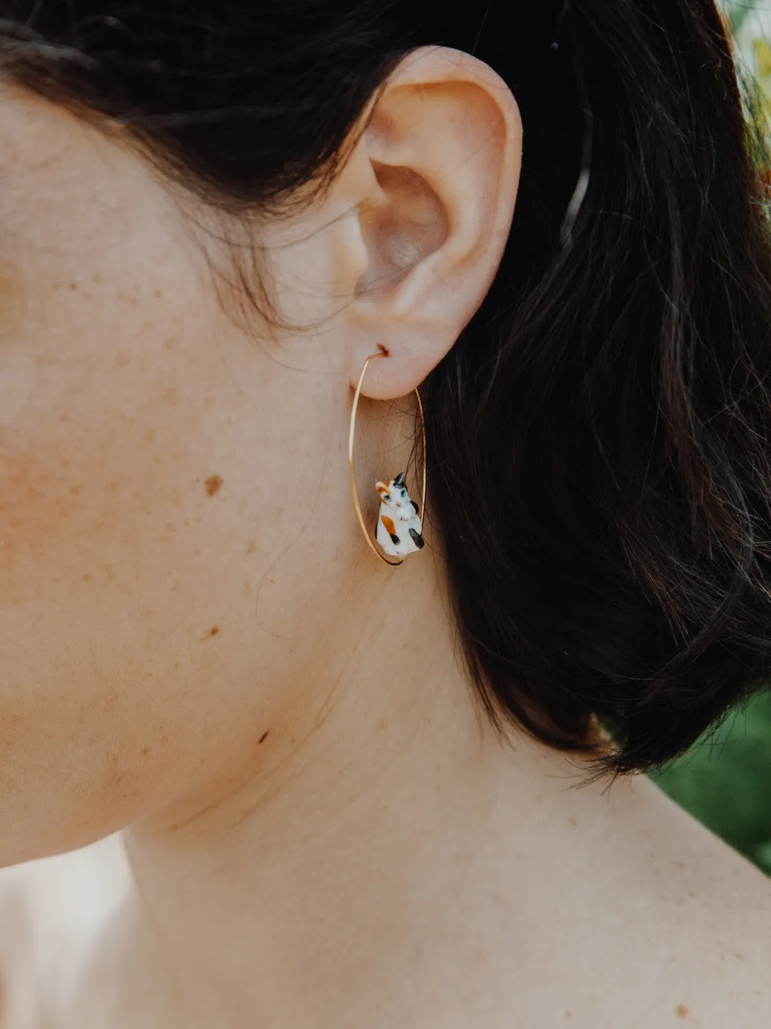 Nach Bijoux Moyennes créoles chat assis boucles d'oreilles porcelaine