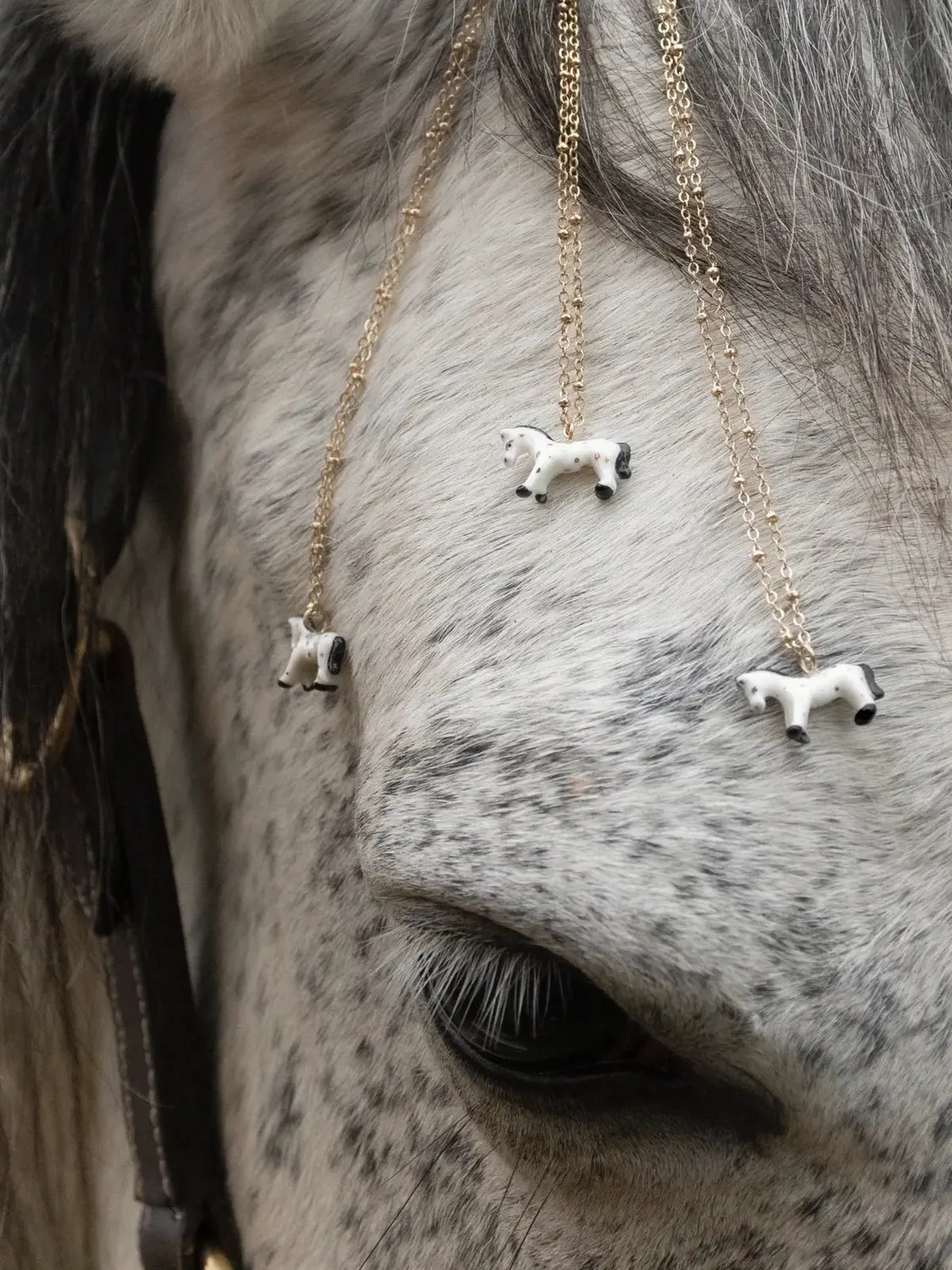 Nach Bijoux cheval blanc collier porcelaine 41 cm doré