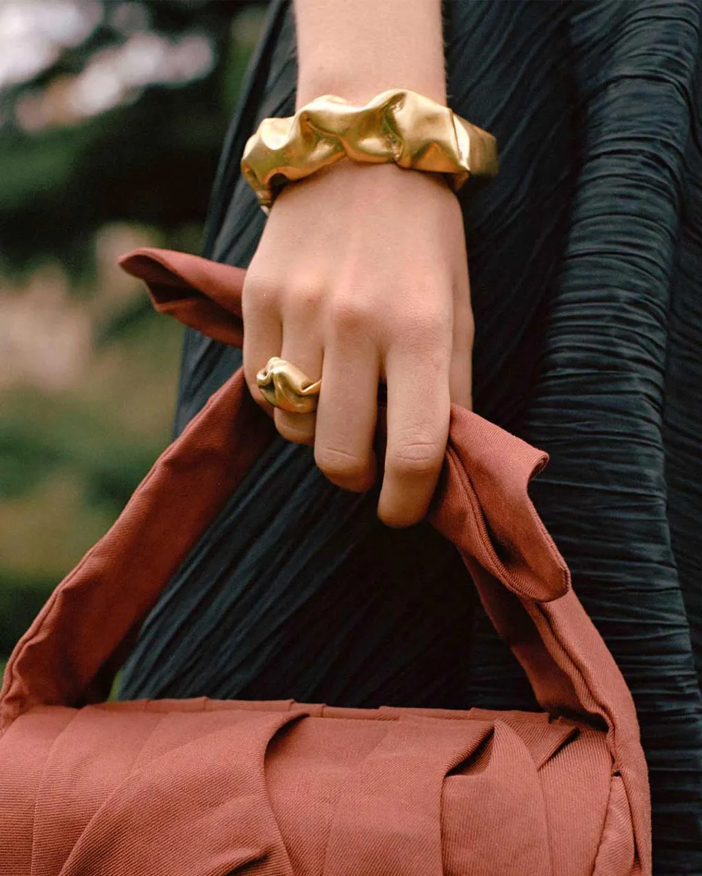 Completedworks Scrunch bracelet manchette doré