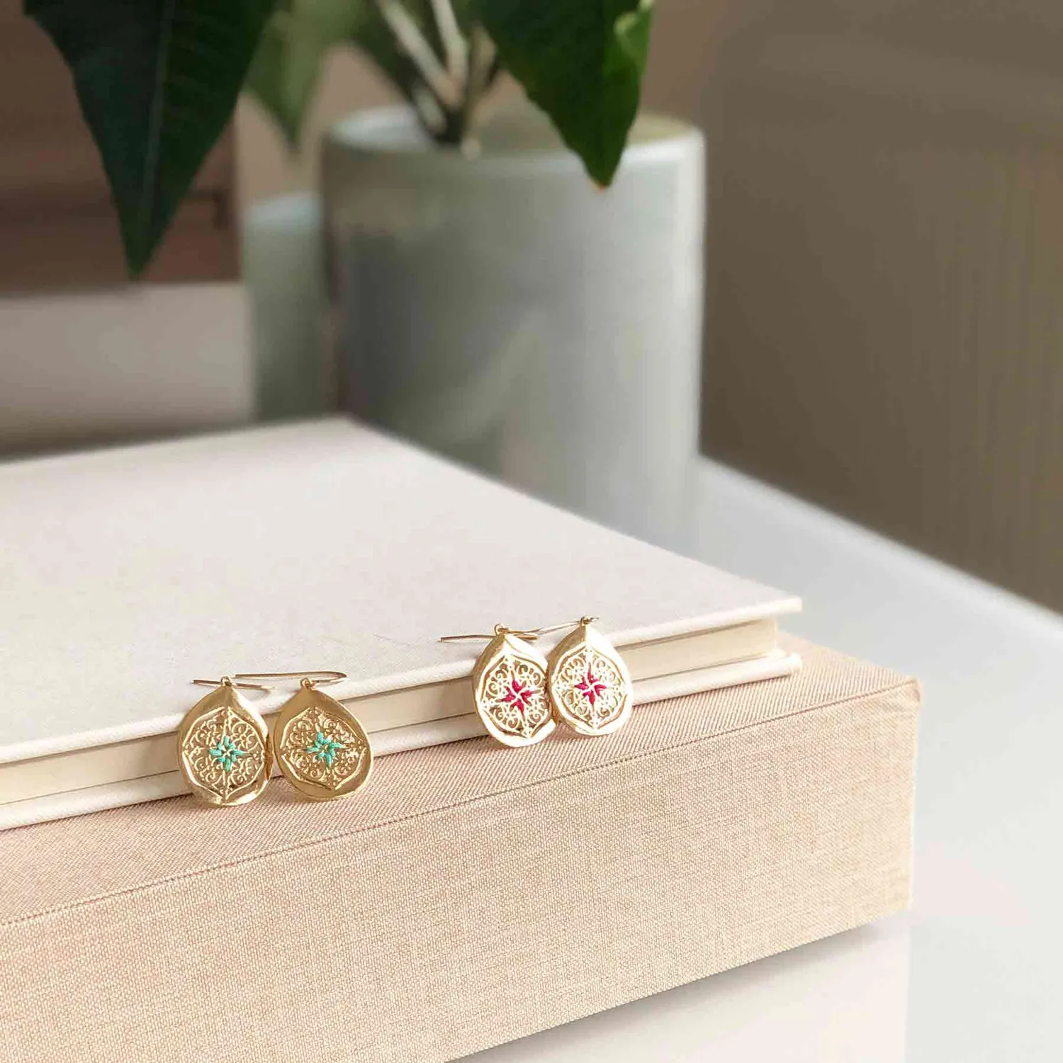 Nao de Paris Talisman boucles d'oreilles fuchsia satin