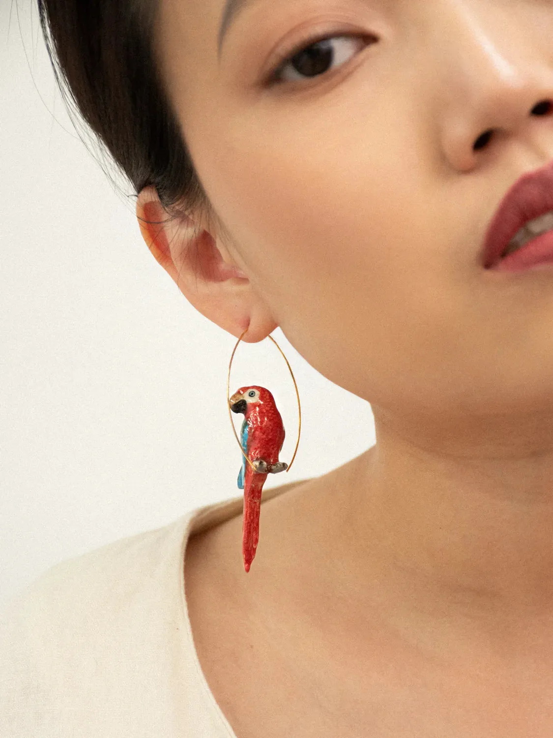 Nach Bijoux Perroquet rouge grandes créoles 7 cm