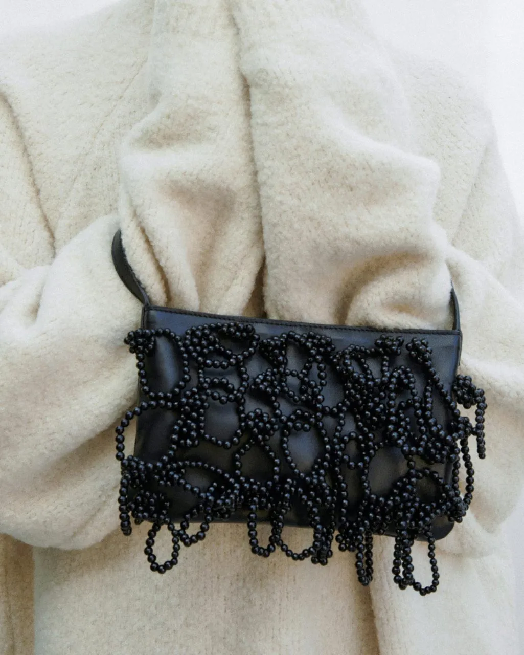 Completedworks The Pearly Pearl sac cuir noir perles