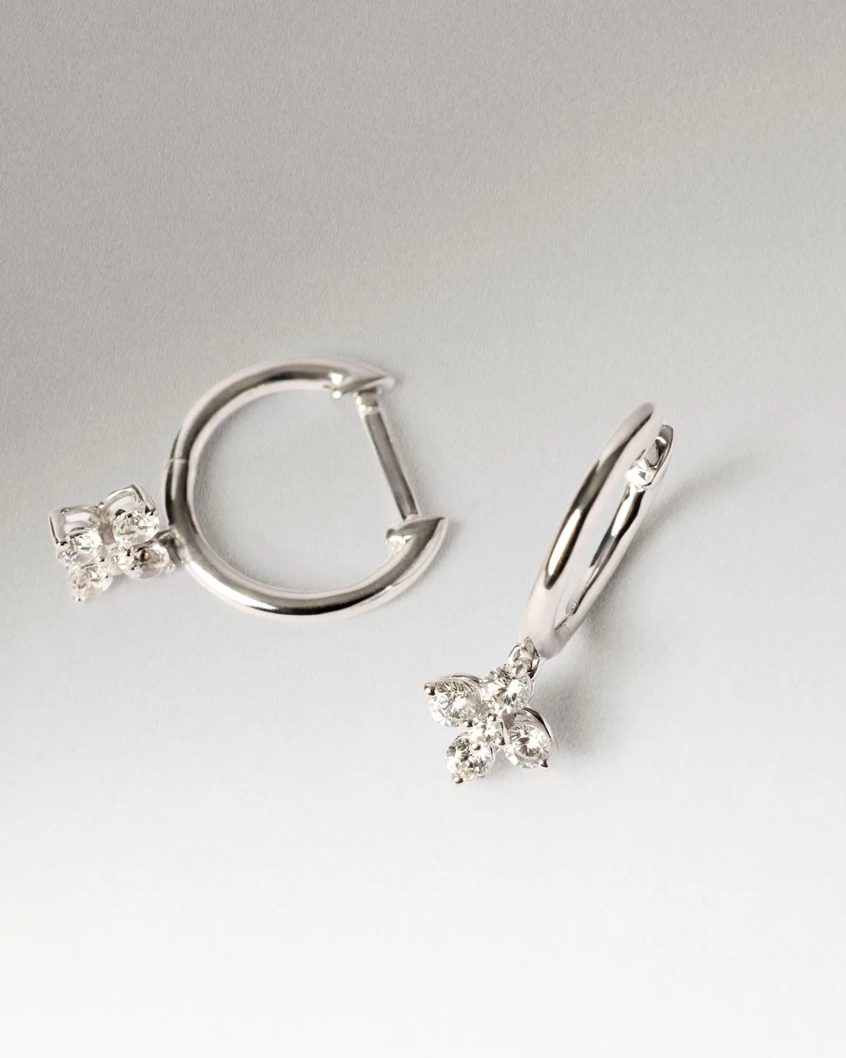 PDPAOLA Maggie créoles or blanc diamants 0,22 ct